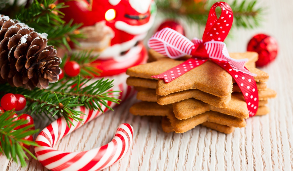 Аппетитное печенье звездочки на столе с украшениями на Рождество