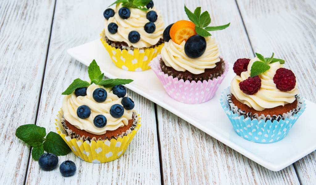 Аппетитные сладкие кексы с ягодами и сливочным кремом