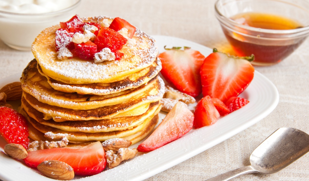 Аппетитные сладкие оладьи с сахарной пудрой и клубникой