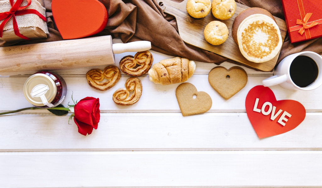 Аппетитная сладкая выпечка на столе с кофе, сердечками и подарками 