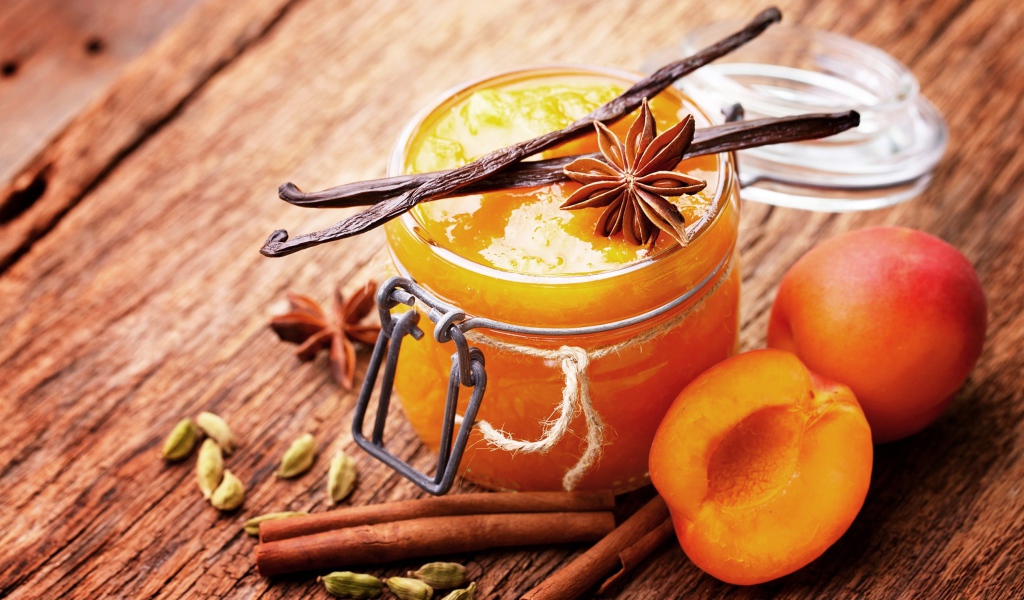 Абрикосовый джем на столе с ванилью, корицей и бадьяном 