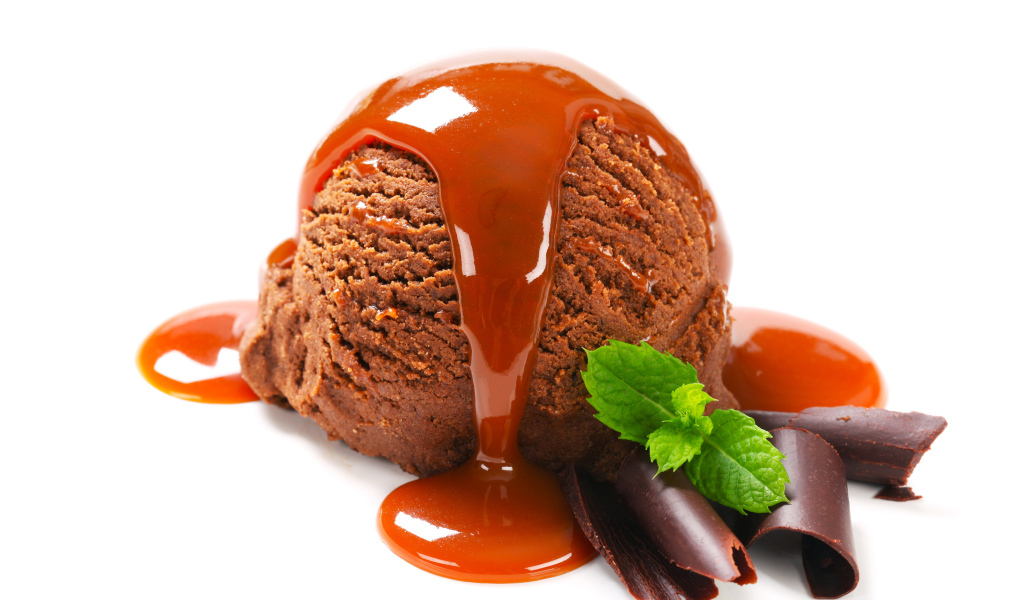Шарик шоколадного мороженого с карамелью на белом фоне
