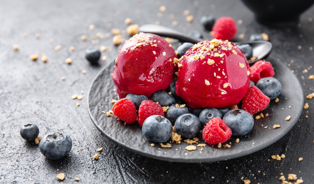 Шарики фруктового мороженого с ягодами черники и малины 