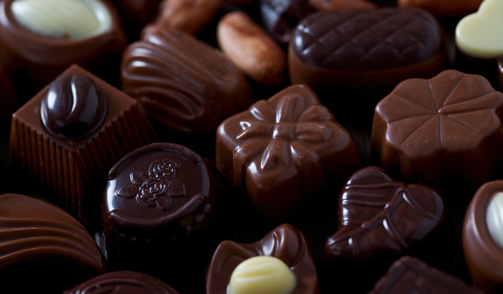 Красивые шоколадные конфеты ассорти крупным планом