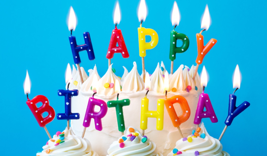 Красивый торт со свечами на день рождения на голубом фоне