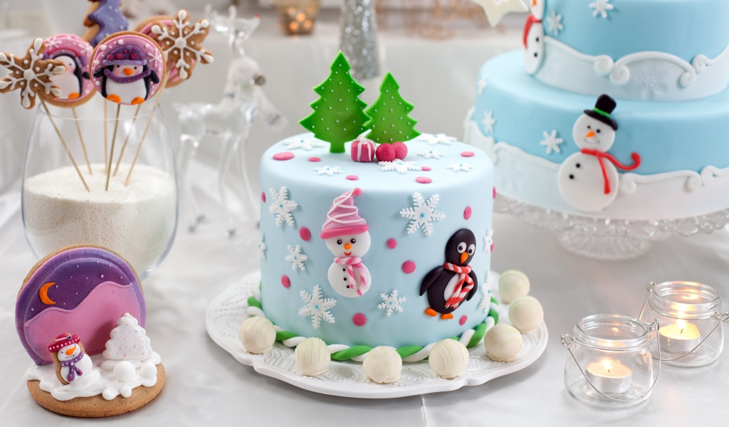 Красивые торты на столе на Новый год 
