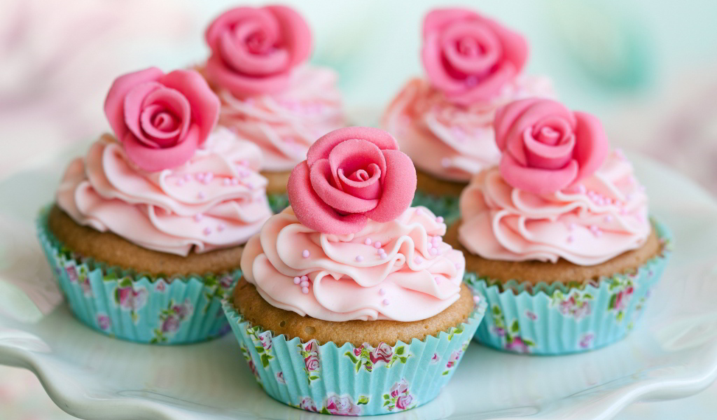 Красивые кексы с розовым кремом и сахарными розами