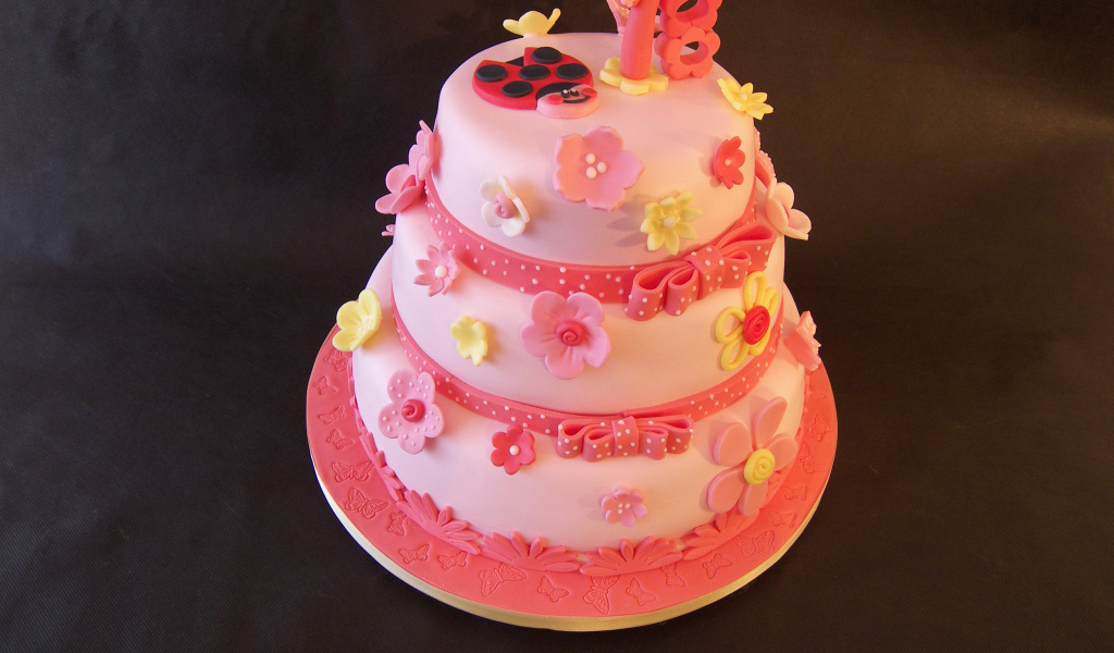 Красивый розовый торт с цветами 