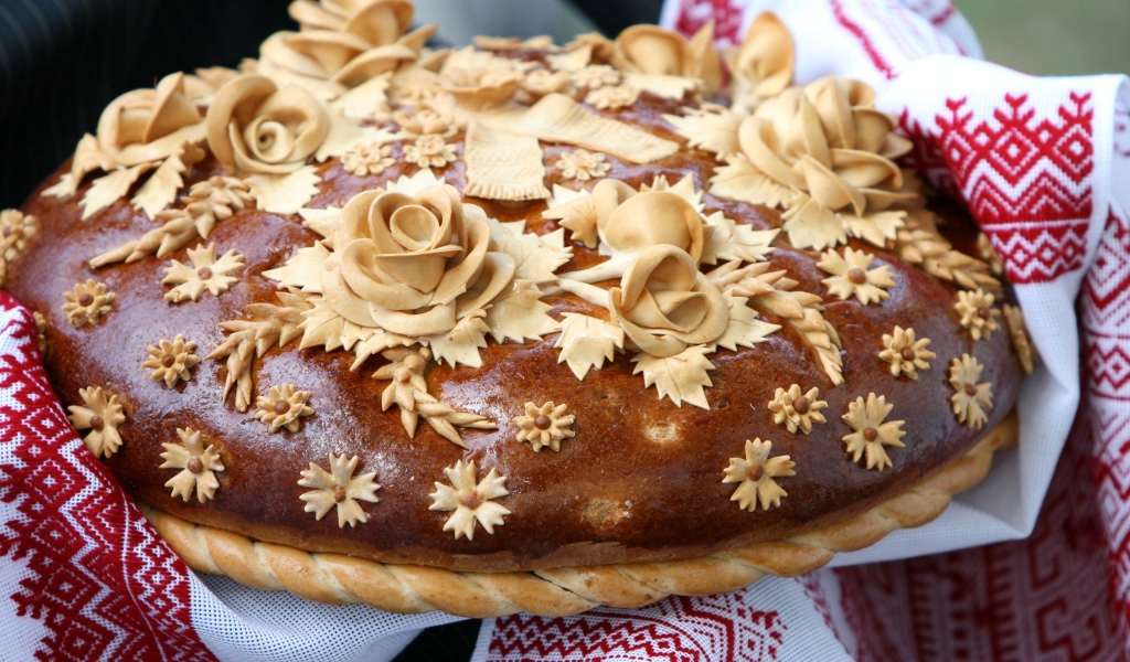 Красивый свадебный каравай на рушнике