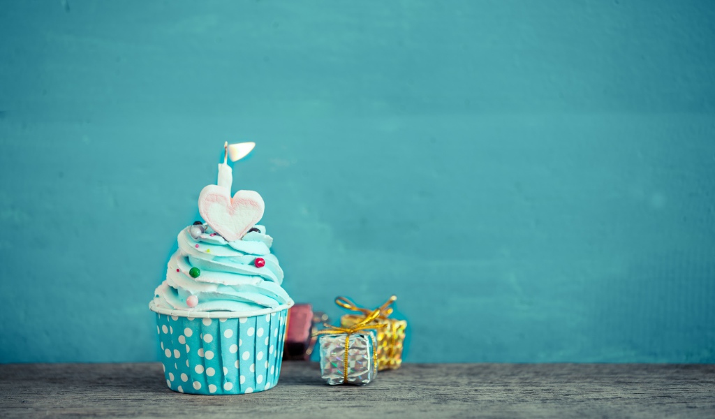 Капкейк с голубым кремом и маленькими подарками