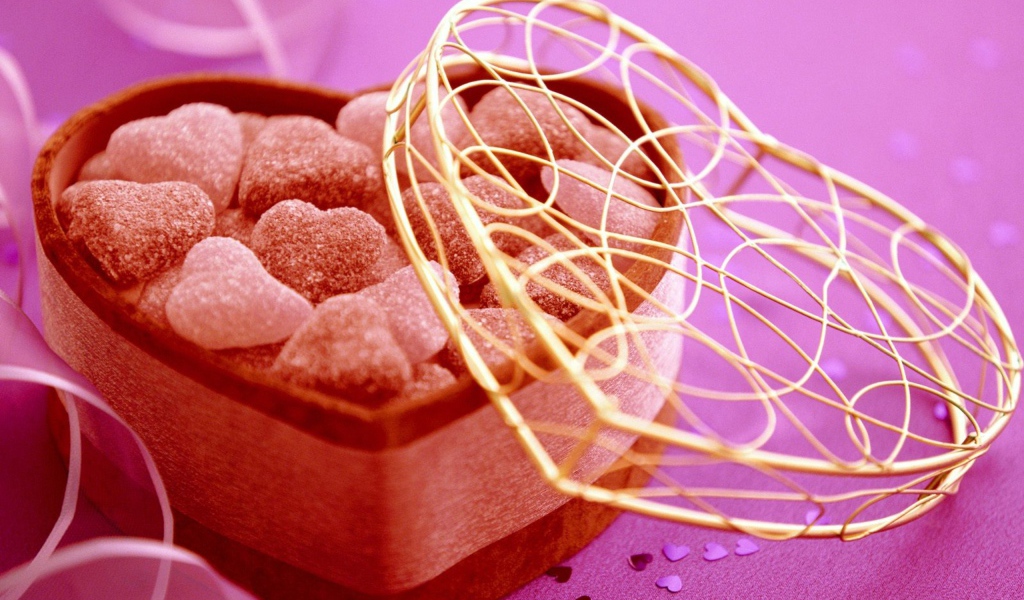 Коробка с мармеладом в форме сердца на розовом фоне