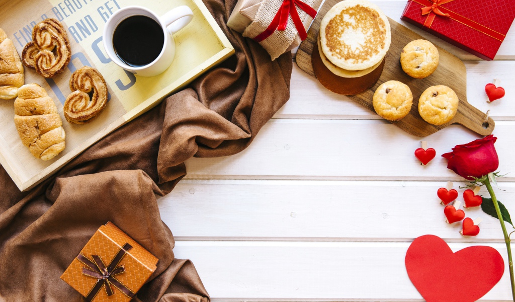 Завтрак с подарками, сердечками и розой для любимой 