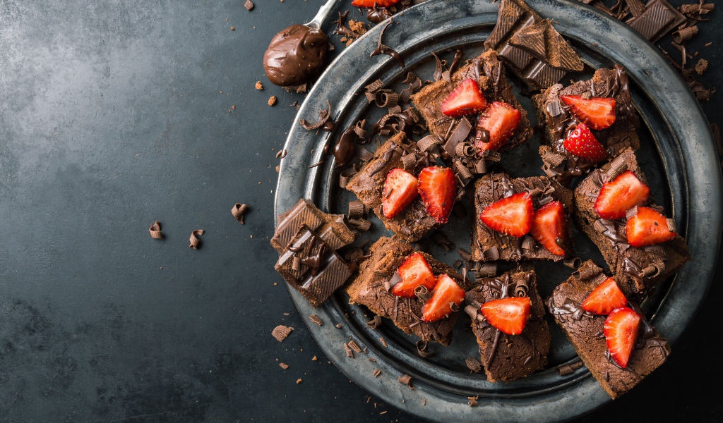 Десерт брауни с шоколадом и клубникой