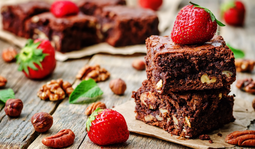 Брауни с орехами и свежими ягодами клубники