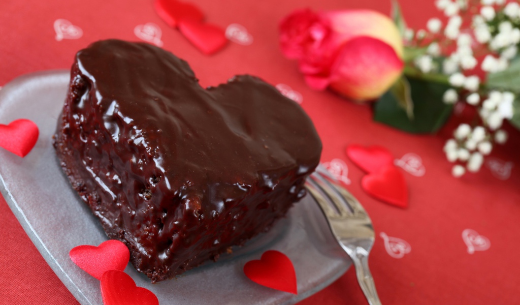 Торт в форме сердца с шоколадной глазурью 