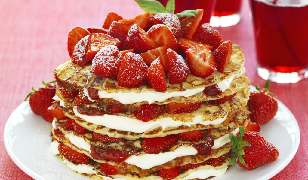 Торт из оладьей с клубникой, джемом и сметаной