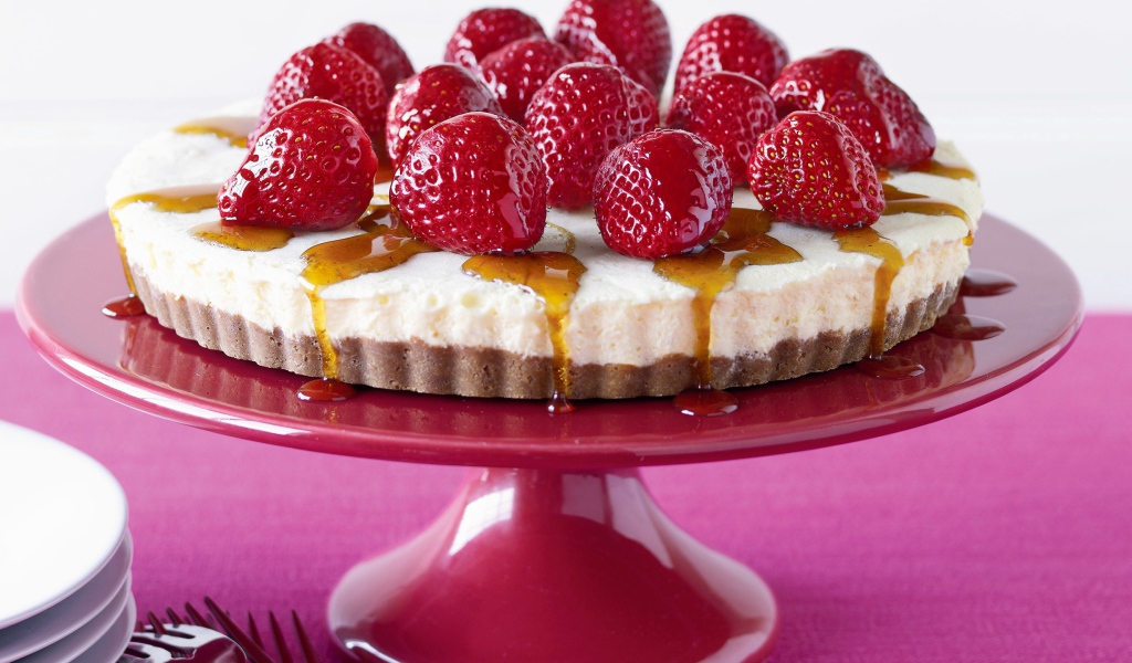 Торт на подставке с ягодами клубники