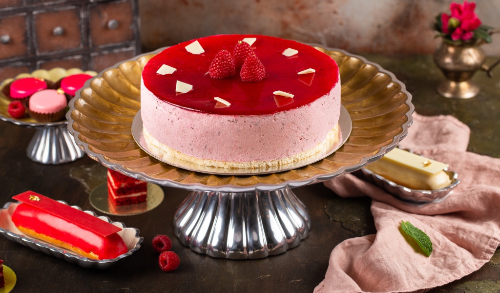 Торт суфле с ягодами малины на большой вазе 