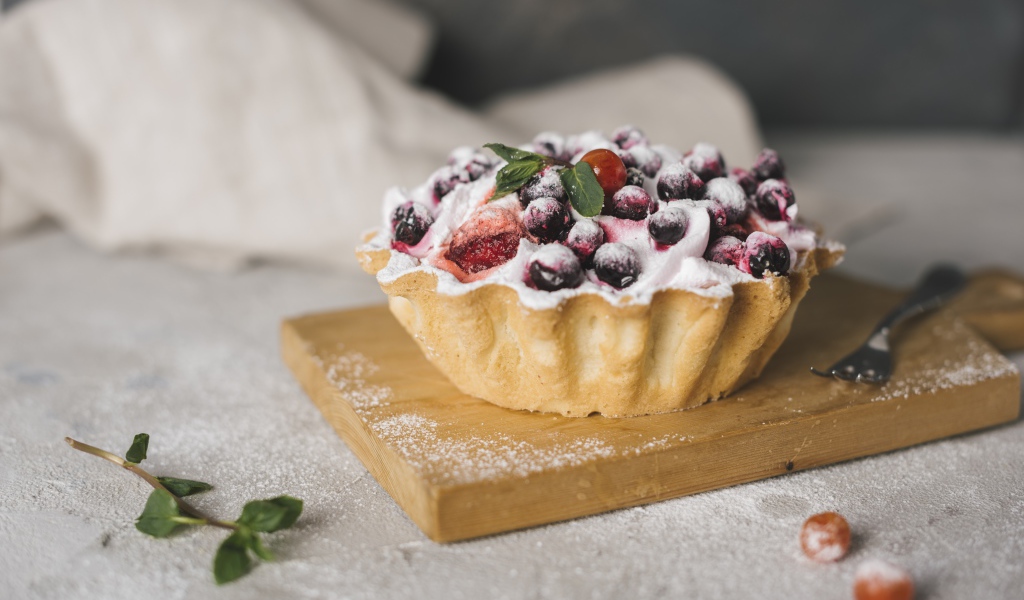 Пирог с ягодами и сахарной пудрой 