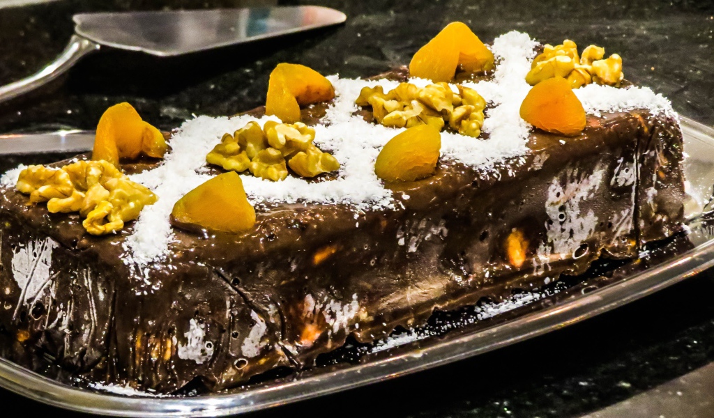 Торт с шоколадом, курагой и грецкими орехами