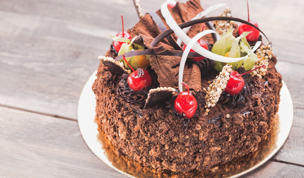 Торт с шоколадом и черешней на столе