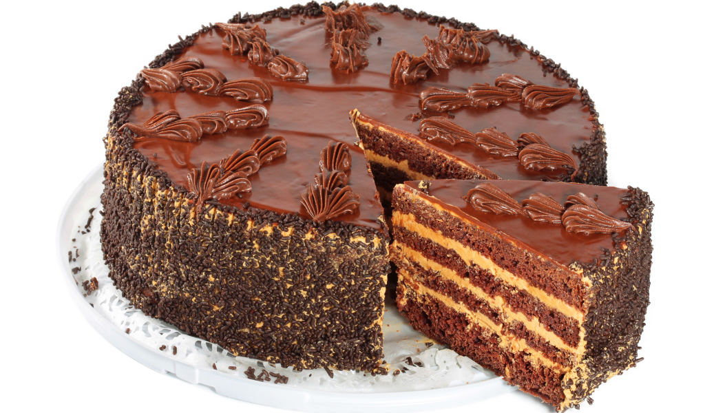 Торт с шоколадом на белом фоне