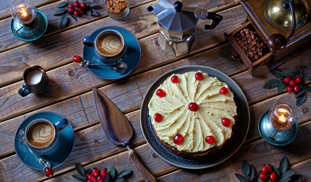 Торт с кремом и ягодами на столе с кофе