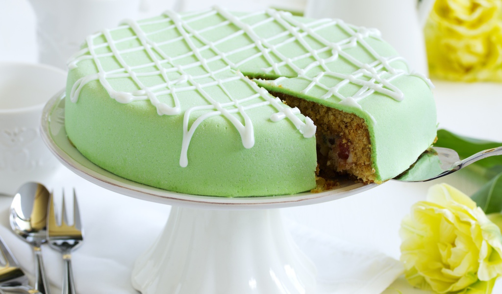 Торт с зеленой мастикой на подносе 