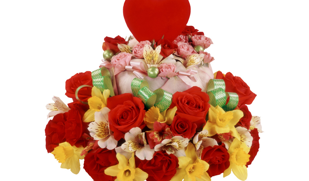 Торт с розами, нарциссами и цветами альстромерии на белом фоне с красным сердцем 