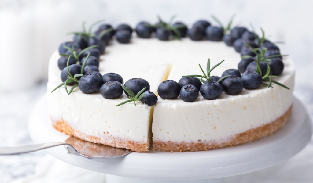Чизкейк на блюде с ягодами черники 