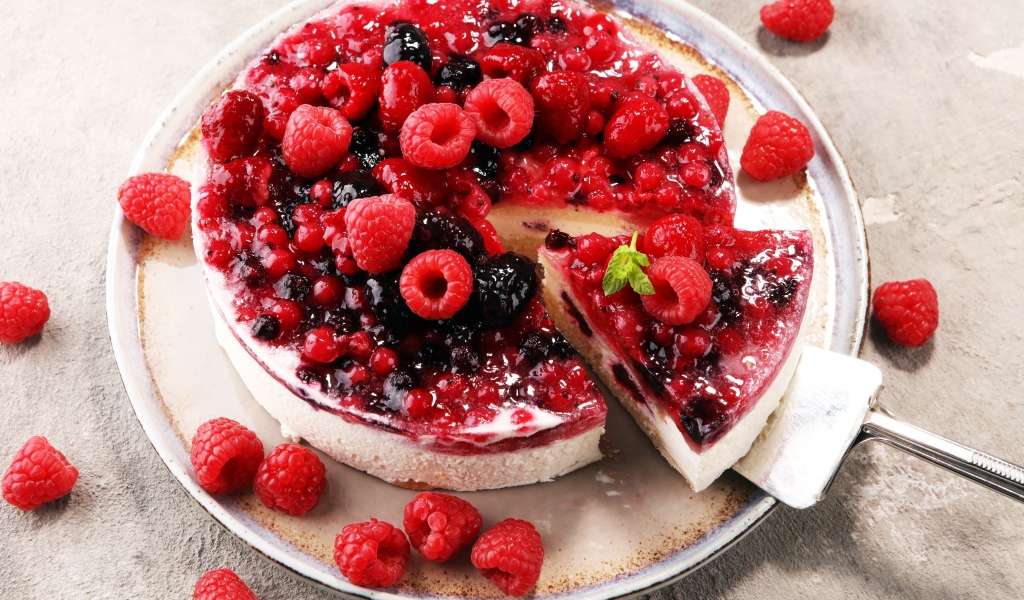 Чизкейк с джемом и ягодами малины, смородины и ежевики вид сверху