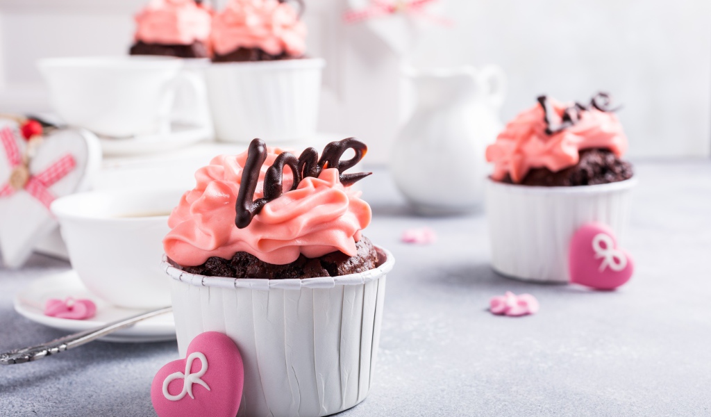 Шоколадные кексы с клубничным кремом 