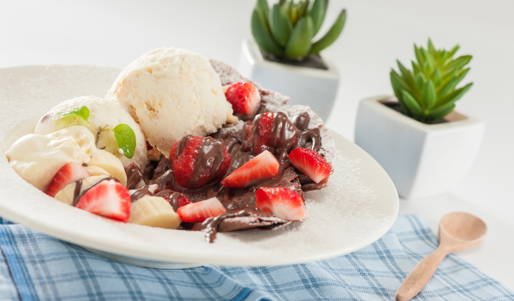 Шарики мороженого с шоколадом, клубникой и бананом