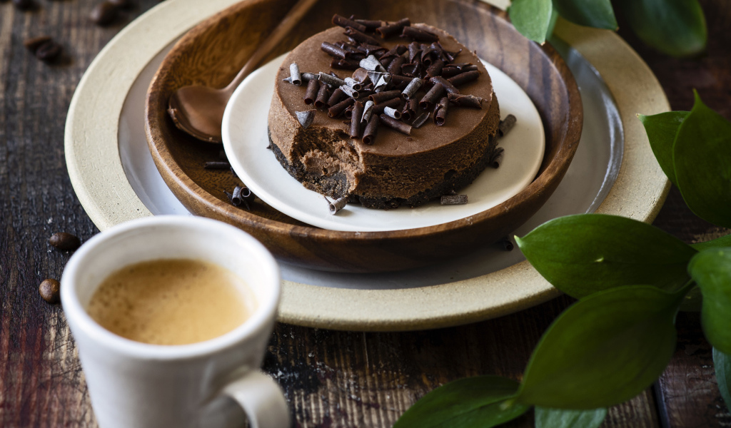 Шоколадный торт на тарелке на столе с кофе