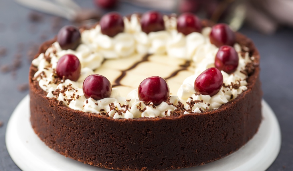 Шоколадный пирог с кремом и ягодами черешни