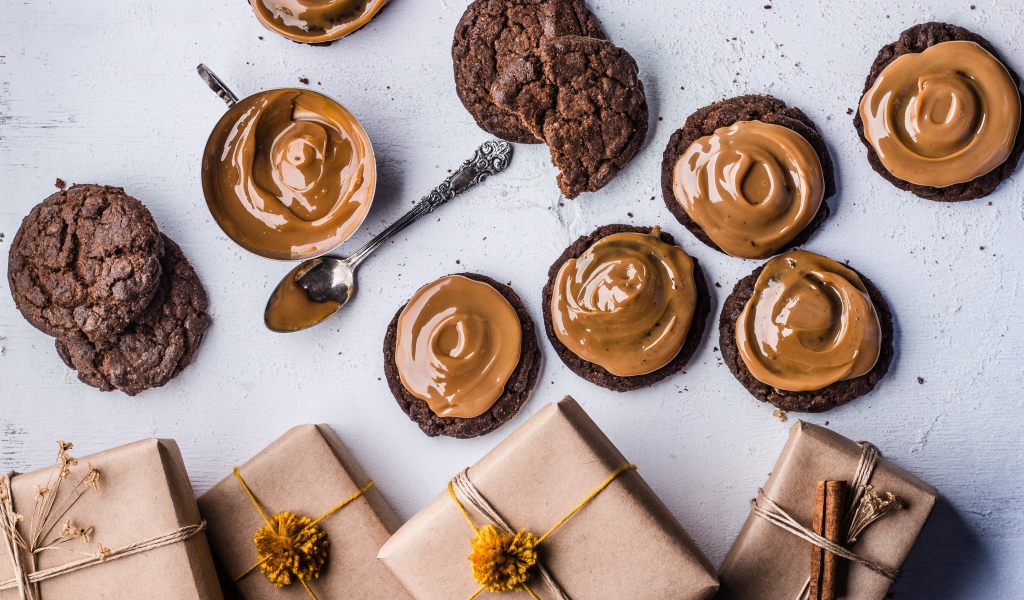 Шоколадное печенье с ореховой пастой на столе с подарками