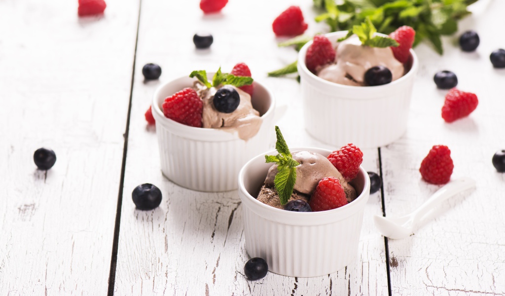 Шоколадное мороженое с ягодами черники и малины 