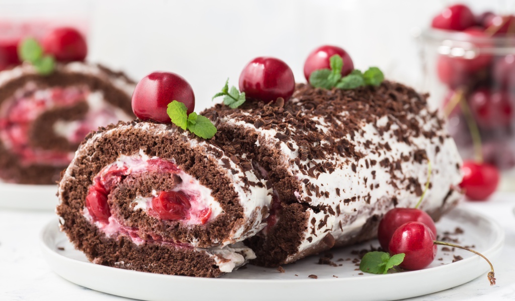 Шоколадный рулет с кремом и черешней 