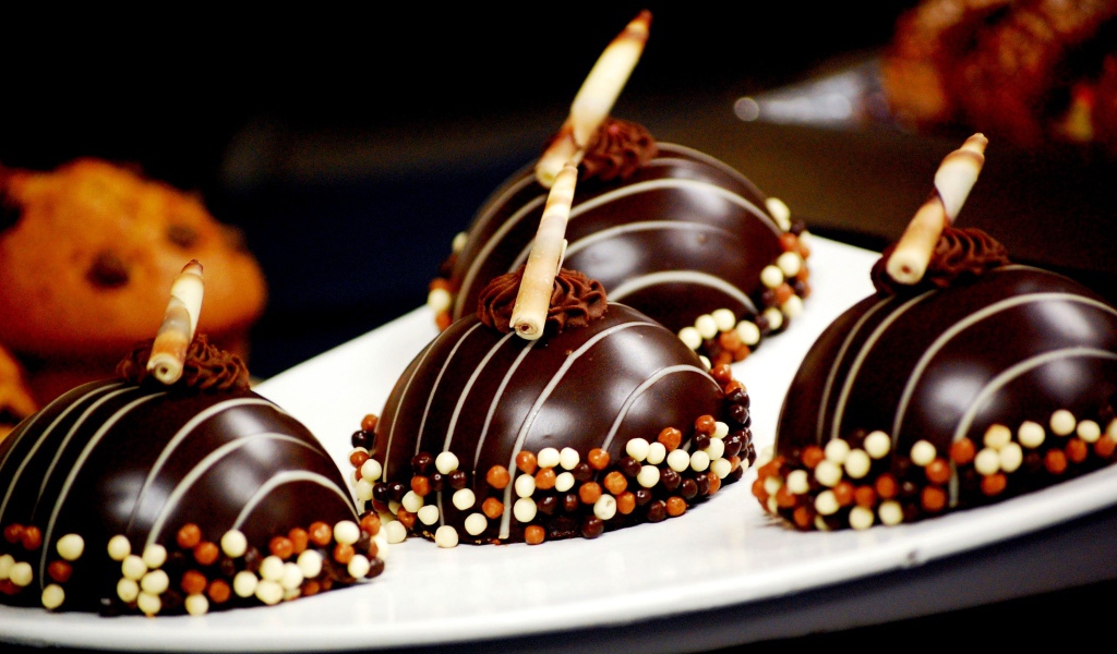 Шоколадные конфеты с воздушным рисом крупным планом