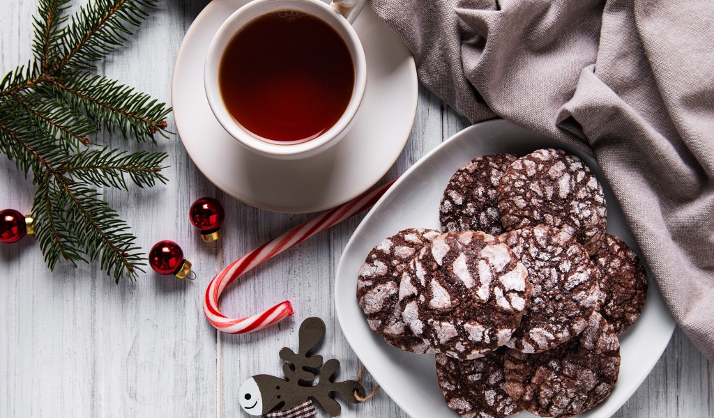 Рождественское печенье на столе с чаем