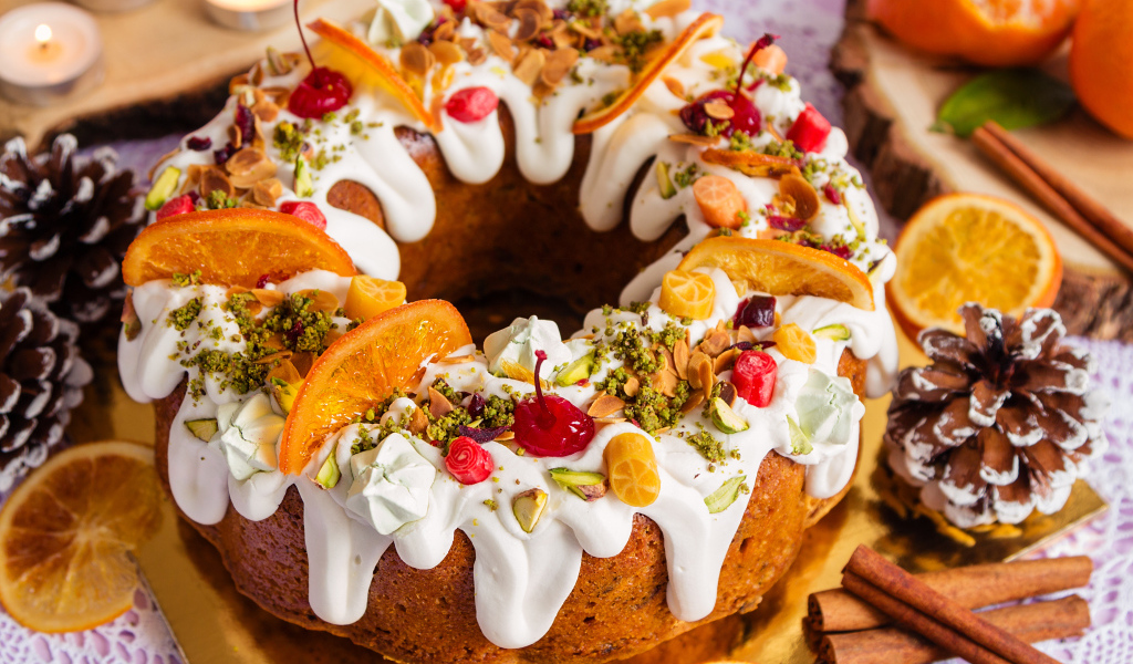 Кекс с глазурью и сухофруктами на Рождество 