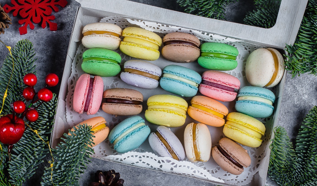 Разноцветное печенье макарун в коробке на столе
