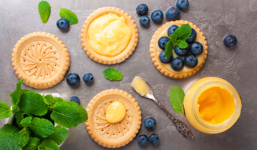 Печенье с кремом, ягодами черники и мятой