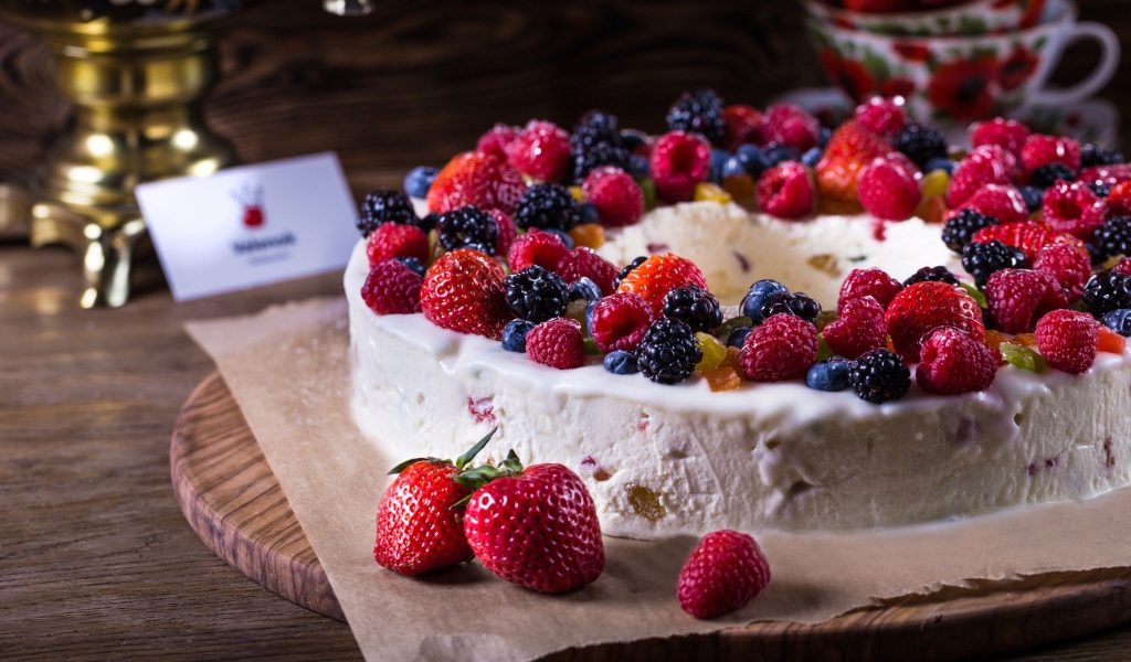 Творожный пирог с кремом и свежими ягодами