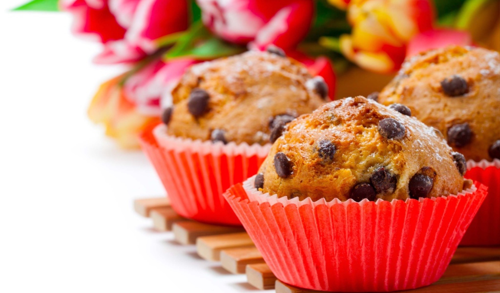 Кексы с шоколадом на белом фоне с букетом тюльпанов 