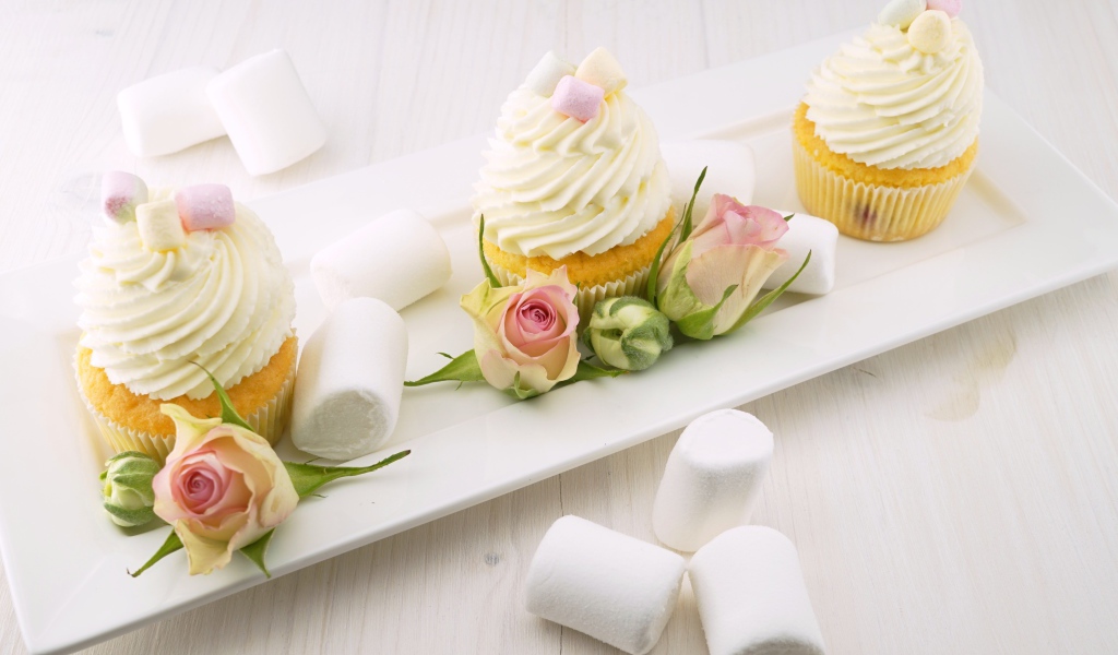 Кексы с кремом, цветами розы и маршмеллоу
