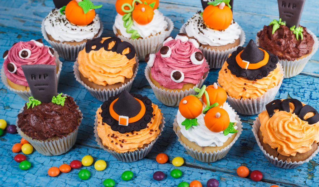 Кексы с кремом и украшениями на Хэллоуин 