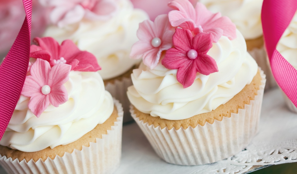 Кексы с кремом и розовыми цветами крупным планом