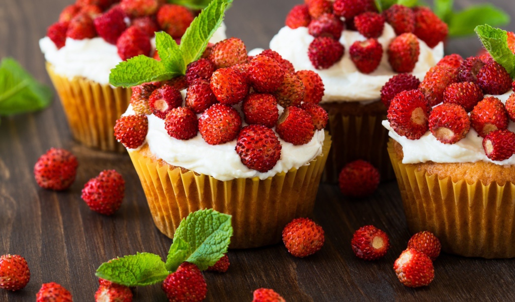 Кексы с кремом и ягодами земляники 