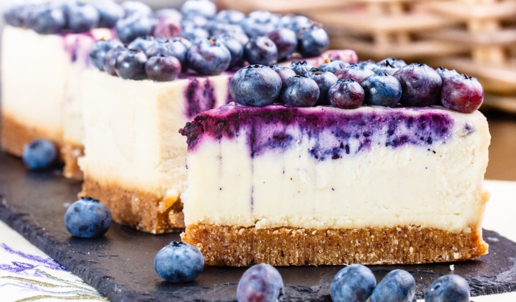 Аппетитный чизкейк с ягодами черники крупным планом